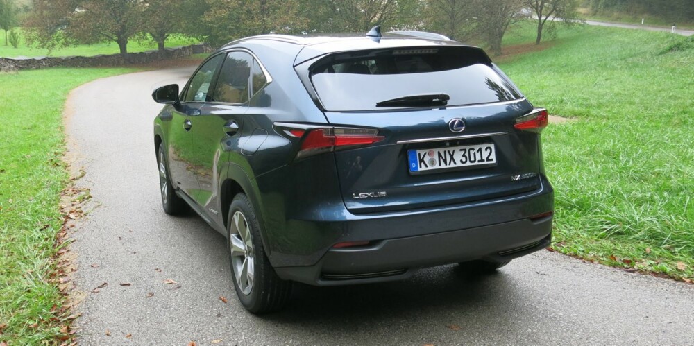 DESIGN: Lexus NX 300h har et oppsiktsvekkende design. FOTO: Martin Jansen DESIGN: Lexus NX 300h har et oppsiktsvekkende design. FOTO: Martin Jansen