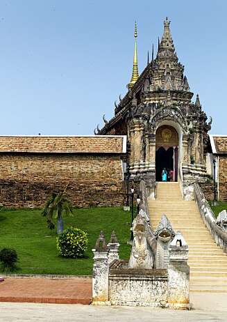KJENNEMERKE: Wat Phra That Lampang Luang-tempelet er viden kjent for sitt spesielle inngangsparti og 1800-talls veggmalerier. (Foto: Bjørn Moholdt) KJENNEMERKE: Wat Phra That Lampang Luang-tempelet er viden kjent for sitt spesielle inngangsparti og 1800-talls veggmalerier. (Foto: Bjørn Moholdt)