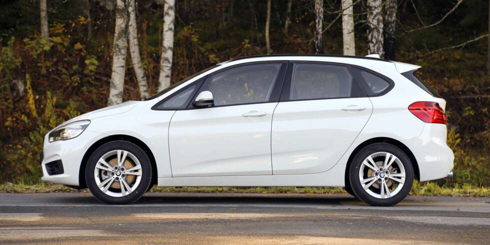 HØY OG BUTT: BMW 2-serie Active Tourer er 434 cm lang og 156 cm høy. Det er ytre mål som i våre våre øyne sjelden er en god oppskrift på et dynamisk utseende for en bil. FOTO: Terje Bjørnsen HØY OG BUTT: BMW 2-serie Active Tourer er 434 cm lang og 156 cm høy. Det er ytre mål som i våre våre øyne sjelden er en god oppskrift på et dynamisk utseende for en bil. FOTO: Terje Bjørnsen