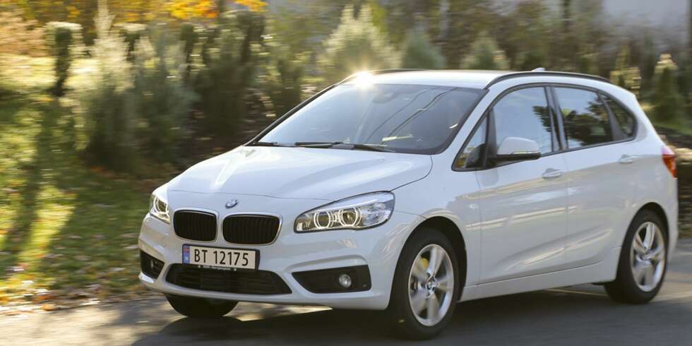 LITEN NISJE: BMW 2-serie Active Tourer hører til det som i Norge er et ganske lite segment - høybygde kompaktbiler med litt ekstra baksete- og bagasjeromsfleksibilitet. FOTO: Terje Bjørnsen LITEN NISJE: BMW 2-serie Active Tourer hører til det som i Norge er et ganske lite segment - høybygde kompaktbiler med litt ekstra baksete- og bagasjeromsfleksibilitet. FOTO: Terje Bjørnsen