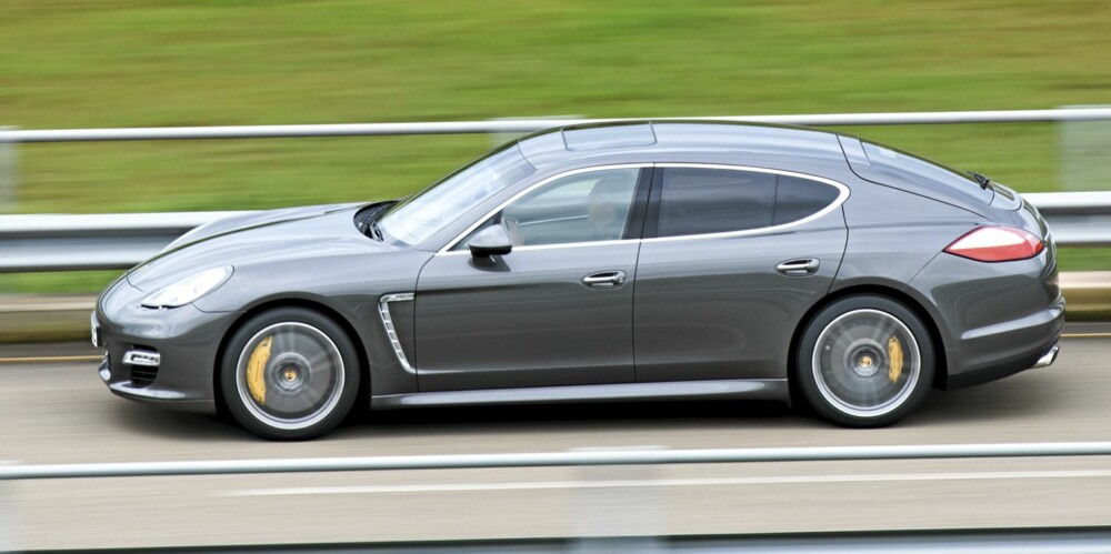 LANGER UT: Toppfarta til Porsche Panamera Turbo S er 306 km/t. På 12,9 sekunder har du kommet fra 0 til 200 km/t. To turboer og en foss av bensin er sterkt delaktige i skyvet. FOTO: Porsche LANGER UT: Toppfarta til Porsche Panamera Turbo S er 306 km/t. På 12,9 sekunder har du kommet fra 0 til 200 km/t. To turboer og en foss av bensin er sterkt delaktige i skyvet. FOTO: Porsche