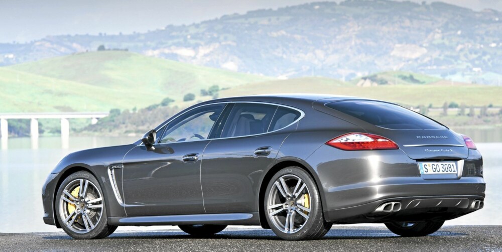 VISES GODT: Du overser neppe en Porsche Panamera. Bilen er nesten 5 meter lang og nesten 2 meter bred. Motorlyden fra Turbo S-motoren er av den typen bensinskaller tar opp og spiller av på stereoanlegget hjemme i stua. FOTO: Porsche VISES GODT: Du overser neppe en Porsche Panamera. Bilen er nesten 5 meter lang og nesten 2 meter bred. Motorlyden fra Turbo S-motoren er av den typen bensinskaller tar opp og spiller av på stereoanlegget hjemme i stua. FOTO: Porsche