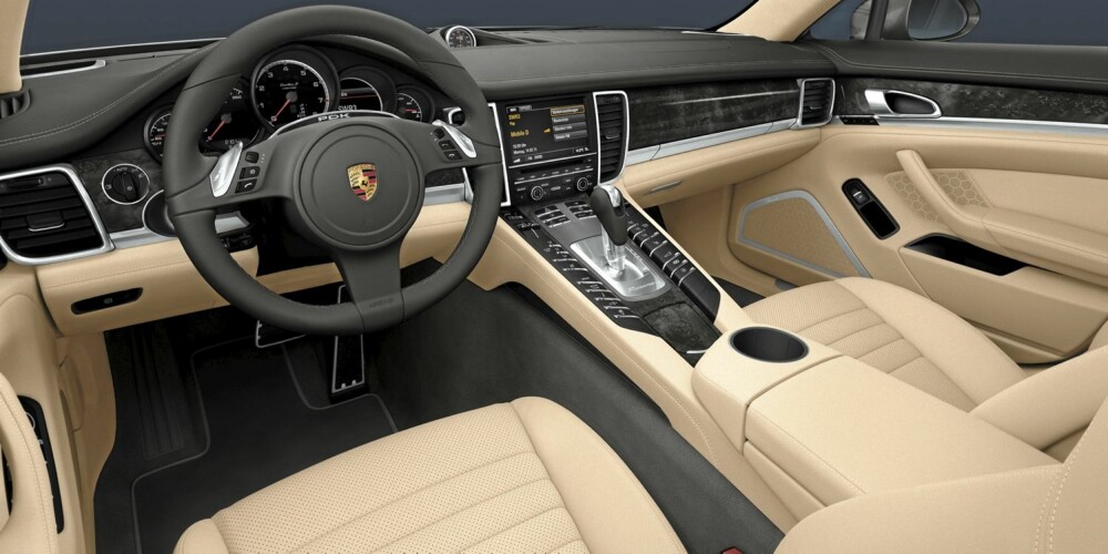 LEDER OHNE ENDE: Skinnindustrien liker Porsche. I Panamera er det lær overalt, av ordentlig god sort. Luksusfølelsen sprer seg fra alt fra dørklunk til ""trykke på knappene""-følelsen: Tungt og gjennomført er stikkord. FOTO: Porsche LEDER OHNE ENDE: Skinnindustrien liker Porsche. I Panamera er det lær overalt, av ordentlig god sort. Luksusfølelsen sprer seg fra alt fra dørklunk til ""trykke på knappene""-følelsen: Tungt og gjennomført er stikkord. FOTO: Porsche