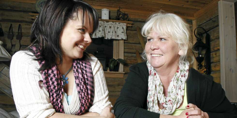 TRIVES I HVERANDRES SELSKAP: Camilla Bøgseth og fostermor Eli Gran deler mange gode samtaler og hyggelige stunder. (Alle foto: Britt Krogsvold Andersen) TRIVES I HVERANDRES SELSKAP: Camilla Bøgseth og fostermor Eli Gran deler mange gode samtaler og hyggelige stunder. (Alle foto: Britt Krogsvold Andersen)