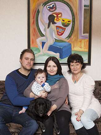 IDYLL: Demonene fra fortiden er bekjempet. I dag er det latter som fyller huset hjemme hos mamma og mormor Solfrid Vikøren (t.h.). Hun gleder seg over at Eileen (28) har det godt sammen med forloveden Steffen Ystheim (26), sønnen Viljar (9 måneder) og hunden Tuva. IDYLL: Demonene fra fortiden er bekjempet. I dag er det latter som fyller huset hjemme hos mamma og mormor Solfrid Vikøren (t.h.). Hun gleder seg over at Eileen (28) har det godt sammen med forloveden Steffen Ystheim (26), sønnen Viljar (9 måneder) og hunden Tuva.