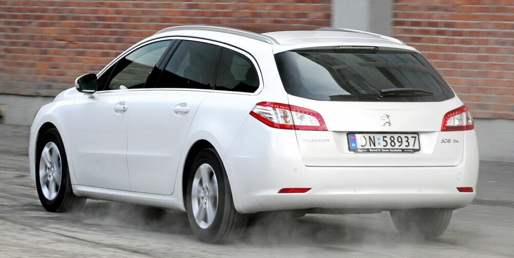 FULL KLAFF: Den nye Peugeot 508 blander seg helt inn i tetstriden blant de store familiestasjonsvognene som koster fra ca. 300 000 kroner. FULL KLAFF: Den nye Peugeot 508 blander seg helt inn i tetstriden blant de store familiestasjonsvognene som koster fra ca. 300 000 kroner.
