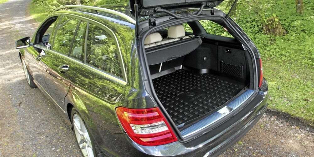 ROMMELIG: Mercedes C-klasse er en ganske kompakt stasjonsvogn. Desto mer gledelig er det at plassen er tilfredsstillende. Under bagasjeromsgulvet er det et stort ""smuglerrom"". FOTO: Egil Nordlien, HM Foto ROMMELIG: Mercedes C-klasse er en ganske kompakt stasjonsvogn. Desto mer gledelig er det at plassen er tilfredsstillende. Under bagasjeromsgulvet er det et stort ""smuglerrom"". FOTO: Egil Nordlien, HM Foto