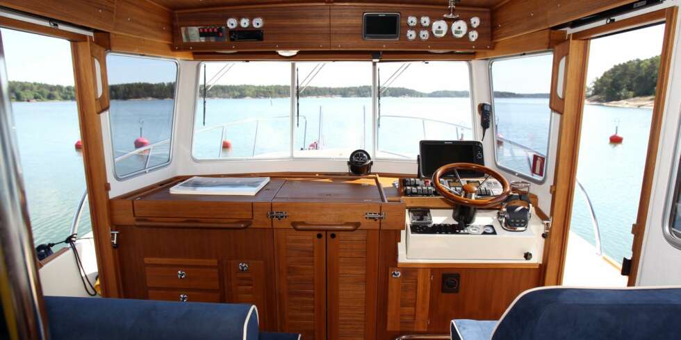KLASSISK: Førerplassen er typisk Targa med en god skipperstol og full oversikt over motorinstrumenter oppe i takkonsollen, mens plotter, brytere og andre instrumenter er plassert i instrumentbordet rett i skipperens siktlinje. Vil man bruke papirkart i tillegg, er det avsatt plass over pantryet og luka til forkabinen. FOTO: Heikki Alatalo KLASSISK: Førerplassen er typisk Targa med en god skipperstol og full oversikt over motorinstrumenter oppe i takkonsollen, mens plotter, brytere og andre instrumenter er plassert i instrumentbordet rett i skipperens siktlinje. Vil man bruke papirkart i tillegg, er det avsatt plass over pantryet og luka til forkabinen. FOTO: Heikki Alatalo