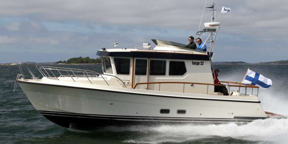FLY: Det eneste man mister i fly-versjonen, er en bred hylle akter i dekksalongen. Det kan vi leve utmerket med og krysser av for flybridge. Innredningen i dekksalong blir den samme uansett hvilken variant man velger. FOTO: Heikki Alatalo FLY: Det eneste man mister i fly-versjonen, er en bred hylle akter i dekksalongen. Det kan vi leve utmerket med og krysser av for flybridge. Innredningen i dekksalong blir den samme uansett hvilken variant man velger. FOTO: Heikki Alatalo