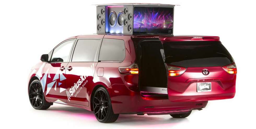 LET THE BASE GO: Med Sienna:Remix kan du spille musikk som antakelig vil slå ut på Richters skala. FOTO: Toyota LET THE BASE GO: Med Sienna:Remix kan du spille musikk som antakelig vil slå ut på Richters skala. FOTO: Toyota