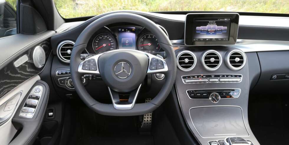 STIL: Førerplassen i den nye Mercedes-Benz C-klasse stasjonsvogn er elegant utformet og gir et fint kvalitetsinntrykk. STIL: Førerplassen i den nye Mercedes-Benz C-klasse stasjonsvogn er elegant utformet og gir et fint kvalitetsinntrykk.