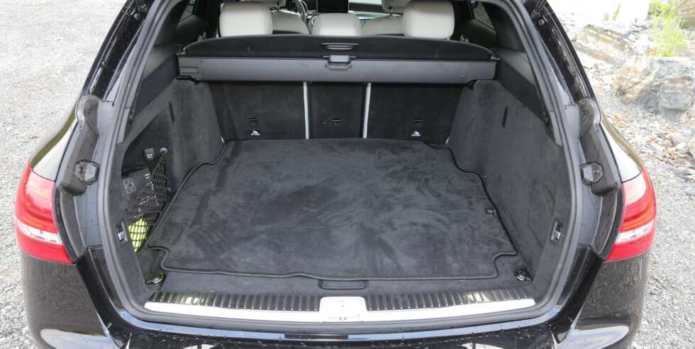 TRANGT: Under 500 liter oppgitt bagasjevolum er ikke noe å skryte av for en mellomklassestasjonsvogn, men det er på linje med konkurrentene BMW 3-serie og Audi A4. FOTO: Terje Bjørnsen TRANGT: Under 500 liter oppgitt bagasjevolum er ikke noe å skryte av for en mellomklassestasjonsvogn, men det er på linje med konkurrentene BMW 3-serie og Audi A4. FOTO: Terje Bjørnsen