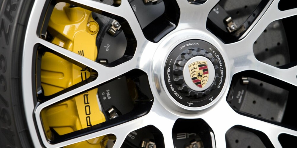 TILBAKEKALT: Porsche har nylig tilbakekalt 2014-modeller av 911 Carrera, Boxster og Cayman. Årsak: Trøbbel med låsen til bagasjeromsluka. I tillegg er 2500 eksemplarer av SUV-en Macan kalt tilbake på grunn av problemer med bremsekraftforsterkeren. FOTO: Porsche TILBAKEKALT: Porsche har nylig tilbakekalt 2014-modeller av 911 Carrera, Boxster og Cayman. Årsak: Trøbbel med låsen til bagasjeromsluka. I tillegg er 2500 eksemplarer av SUV-en Macan kalt tilbake på grunn av problemer med bremsekraftforsterkeren. FOTO: Porsche
