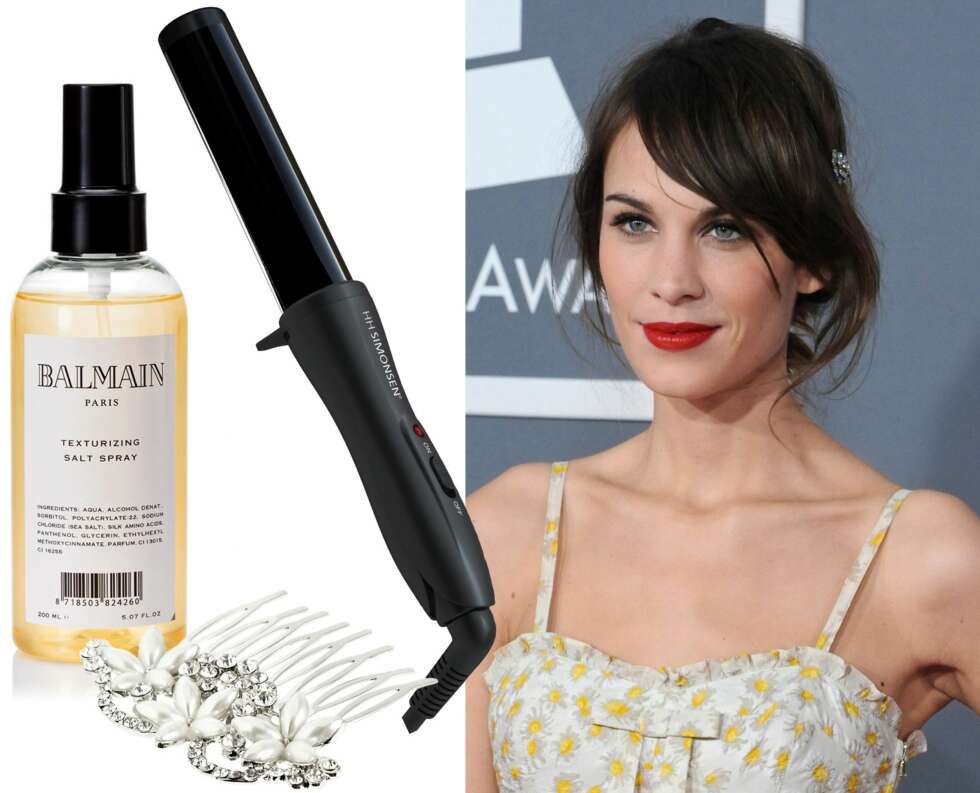ROMANTISK OPPSETT: Balmain Texturizing Salt Spray, kr 279. Pyntespenne fra Jennifer Behr, kr 2200. HH Simonsen krølltang, kr 749. ROMANTISK OPPSETT: Balmain Texturizing Salt Spray, kr 279. Pyntespenne fra Jennifer Behr, kr 2200. HH Simonsen krølltang, kr 749.