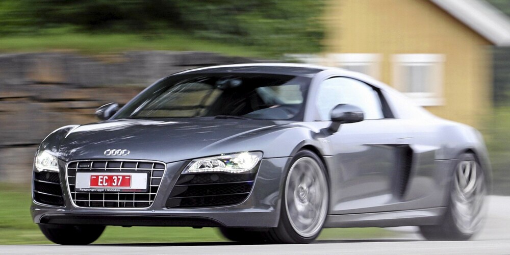 FIRE ER TINGEN: Drift på alle fire hjul gir Audi R8 et formidabelt veigrep, og gjør det også mulig å bruke bilen på vinteren. FIRE ER TINGEN: Drift på alle fire hjul gir Audi R8 et formidabelt veigrep, og gjør det også mulig å bruke bilen på vinteren.