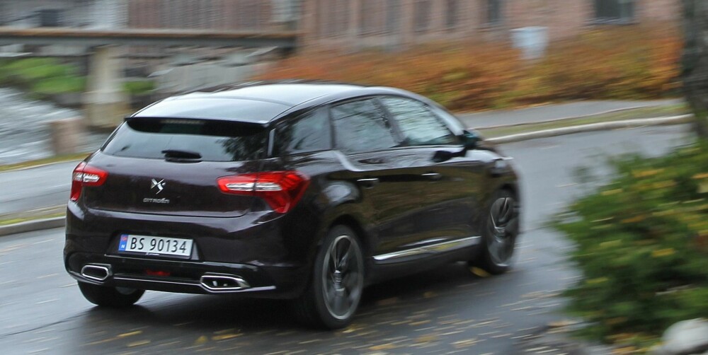 LITT CITROËN: Bilen heter nå offisielt DS, men Citroën har ikke fjernet navnet sitt på bakluka ennå. Det vil skje når nye modeller og nye facelifter kommer. FOTO: Petter Handeland LITT CITROËN: Bilen heter nå offisielt DS, men Citroën har ikke fjernet navnet sitt på bakluka ennå. Det vil skje når nye modeller og nye facelifter kommer. FOTO: Petter Handeland