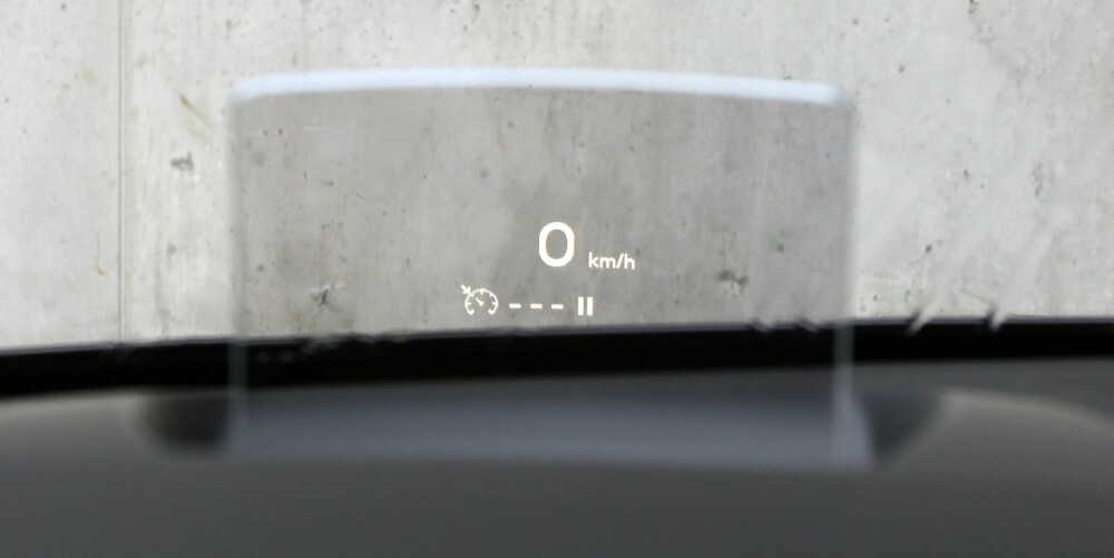 HEAD UP: Testbilen flommer over av utstyr. Head up-display er standard i utstyrsversjonen Sport. FOTO: Petter Handeland HEAD UP: Testbilen flommer over av utstyr. Head up-display er standard i utstyrsversjonen Sport. FOTO: Petter Handeland