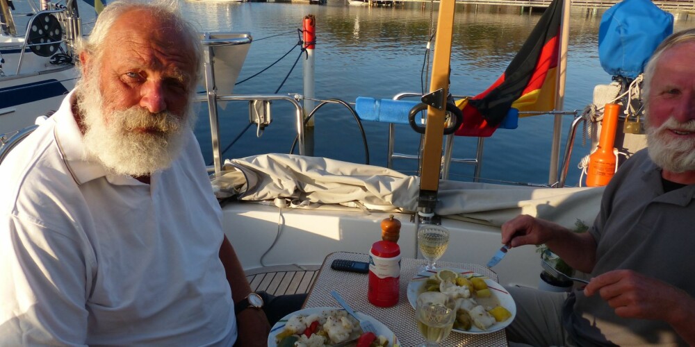 Gjestfrie mennesker: På Ellös inviterte det tyske ekteparet Jutta og
Hans Jürgen på hellefisk om bord på deres Hallberg Rassy. FOTO: Privat Gjestfrie mennesker: På Ellös inviterte det tyske ekteparet Jutta og
Hans Jürgen på hellefisk om bord på deres Hallberg Rassy. FOTO: Privat