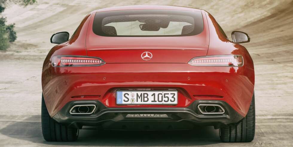 PORSCHE: Noen som ser en Porsche i denne hekken? FOTO: Daimler AG PORSCHE: Noen som ser en Porsche i denne hekken? FOTO: Daimler AG