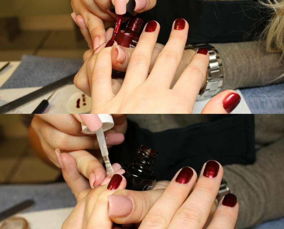 LAKK PÅ LAKK: Vanligvis bør man legge en base coat før man legger selve neglelakken, men lakken som er brukt her, CND Vinylux, er en to-komponent lakk som gjør at man ikke trenger base coat. Her legges det to lag med neglelakk, før et lag med top coat. Tada! LAKK PÅ LAKK: Vanligvis bør man legge en base coat før man legger selve neglelakken, men lakken som er brukt her, CND Vinylux, er en to-komponent lakk som gjør at man ikke trenger base coat. Her legges det to lag med neglelakk, før et lag med top coat. Tada!
