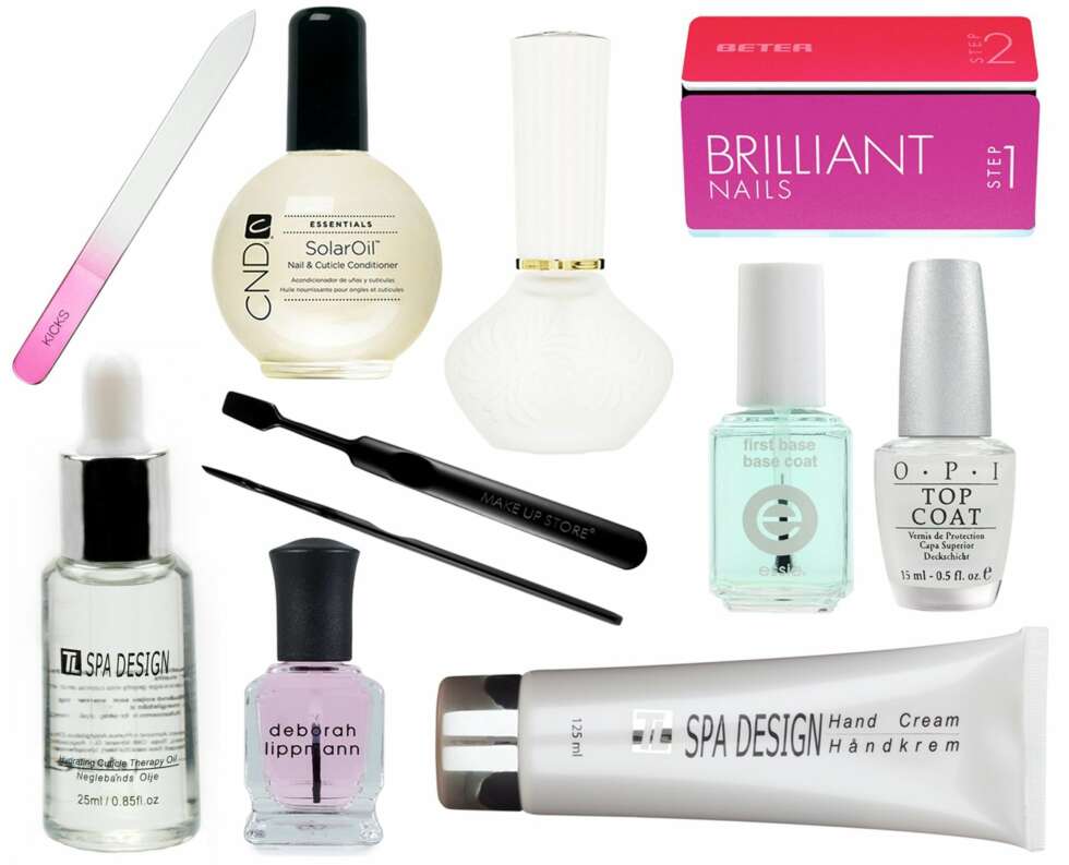 FOR BEST MULIG RESULTAT: Øverst fra venstre: Professional Glassfil fra KICKS, kr 69. Solar Oil 68 ml fra CND, kr 548. Nail Treatment Oil fra Paul & Joe, kr 156. Neglebuffer fra Beter, kr 39. Hydrating Cuticle Therapy fra TL Design, kr 99. Neglebåndspusher fra Makeup Store, kr 75. First Base - Base Coat Adhesive Base fra Essie, kr 159. Top Coat fra OPI, kr 155. 2 Second Nail Primer fra Deborah Lippmann, kr 149. Handcream fra TL Design, kr 149. FOR BEST MULIG RESULTAT: Øverst fra venstre: Professional Glassfil fra KICKS, kr 69. Solar Oil 68 ml fra CND, kr 548. Nail Treatment Oil fra Paul & Joe, kr 156. Neglebuffer fra Beter, kr 39. Hydrating Cuticle Therapy fra TL Design, kr 99. Neglebåndspusher fra Makeup Store, kr 75. First Base - Base Coat Adhesive Base fra Essie, kr 159. Top Coat fra OPI, kr 155. 2 Second Nail Primer fra Deborah Lippmann, kr 149. Handcream fra TL Design, kr 149.