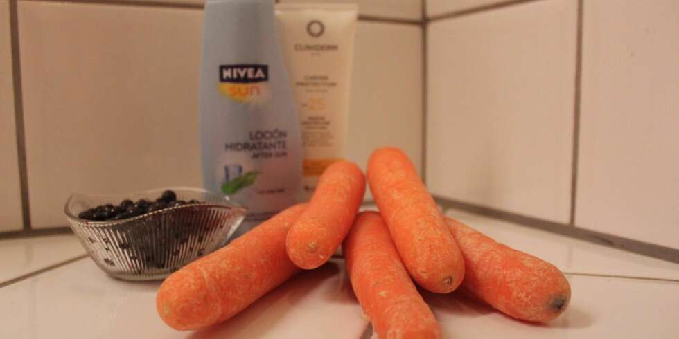 Det er ikke lett å vite hvordan man bør velge. Nivea Sun-solkremen til venstre slår ut i Hormonsjekken fordi den har parabener i seg, mens Cliniderm-solkremen får klarsignal. Samtidig skal både blåbær og gulrøtter inneholde parabener fra naturens side. Det er ikke lett å vite hvordan man bør velge. Nivea Sun-solkremen til venstre slår ut i Hormonsjekken fordi den har parabener i seg, mens Cliniderm-solkremen får klarsignal. Samtidig skal både blåbær og gulrøtter inneholde parabener fra naturens side.