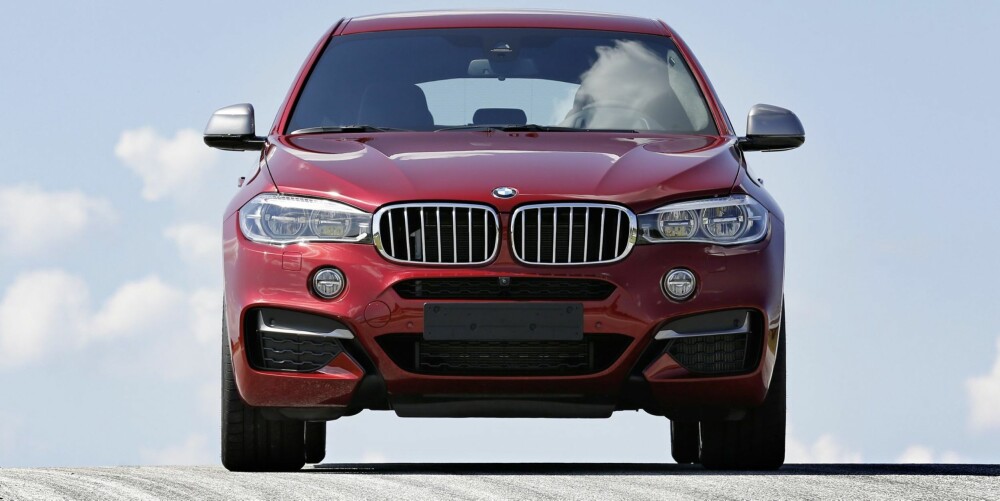 BREDERE: Nye X6 er lengre, bredere og høyere enn forgjengeren, og kommer med større luftinntak enn X5. FOTO: BMW BREDERE: Nye X6 er lengre, bredere og høyere enn forgjengeren, og kommer med større luftinntak enn X5. FOTO: BMW