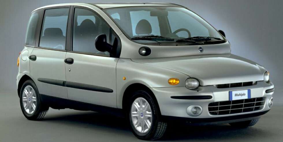 GJENGANGER: Fiat Multipla er en gjenganger på stygge biler-lister. Men praktisk, det er den, og kåret til Årets bil i Europa. GJENGANGER: Fiat Multipla er en gjenganger på stygge biler-lister. Men praktisk, det er den, og kåret til Årets bil i Europa.