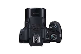 PRAKTISK: Canon PowerShot SX60 HS gir en proff følelse med bra grep og mange fysiske knapper for raske innstillinger. PRAKTISK: Canon PowerShot SX60 HS gir en proff følelse med bra grep og mange fysiske knapper for raske innstillinger.