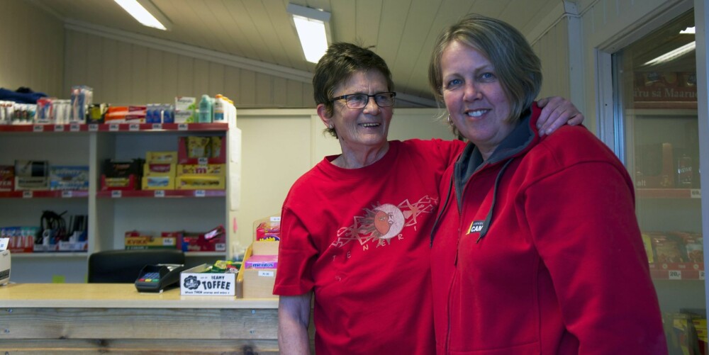 RADARPAR: Lillegull Jacobsen fra TV-serien Campingliv (t.v.) gir ofte en hjelpende hånd til bestyrer Lisbeth Høidahl. FOTO: Geir Svardal RADARPAR: Lillegull Jacobsen fra TV-serien Campingliv (t.v.) gir ofte en hjelpende hånd til bestyrer Lisbeth Høidahl. FOTO: Geir Svardal