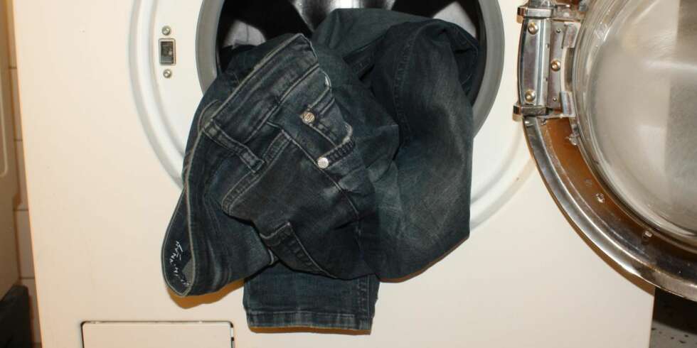 KLART JEANS SKAL VASKES: Ifølge ekspertene skal du vaske jeansene dine. Pass bare på at du ikke gjør det for ofte, for de kan fort miste fasongen sin. KLART JEANS SKAL VASKES: Ifølge ekspertene skal du vaske jeansene dine. Pass bare på at du ikke gjør det for ofte, for de kan fort miste fasongen sin.