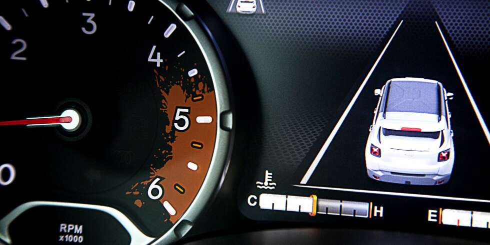 Moderne syvtommers TFT-skjerm med søleflekk. FOTO: Jeep Moderne syvtommers TFT-skjerm med søleflekk. FOTO: Jeep