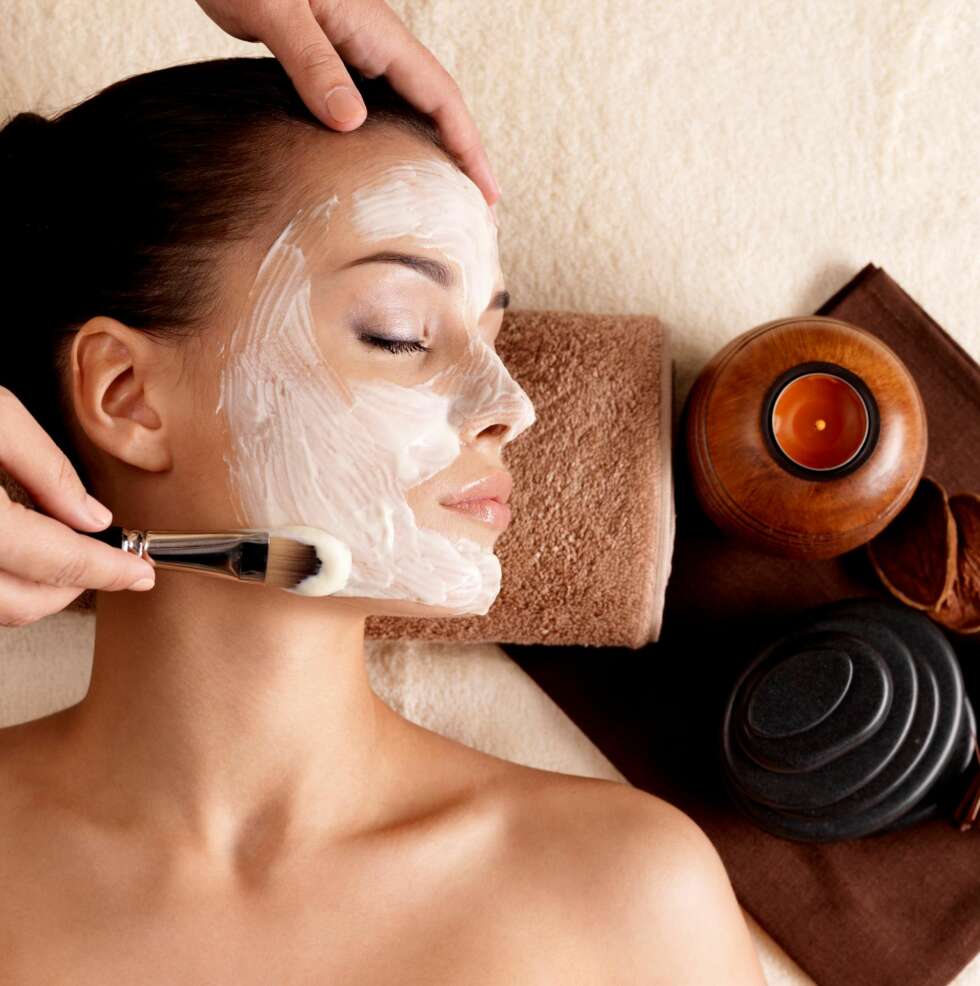 DAGEN FØR: En avslappende spa-behandling, med en hudpleier du regelmessig har gått til de siste månedene før bryllupet, er den perfekte måte å lade opp til den store dagen på. DAGEN FØR: En avslappende spa-behandling, med en hudpleier du regelmessig har gått til de siste månedene før bryllupet, er den perfekte måte å lade opp til den store dagen på.