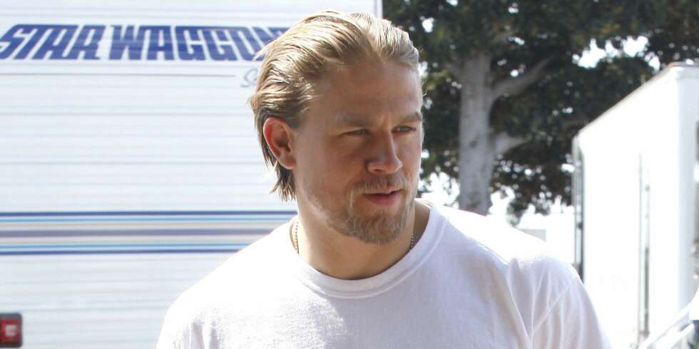 BARSK MED SKJEGG: Skuespiller Charlie Hunnam, kjent fra serien Sons of Anarchy, kan sies å være definisjonen på den nye mannetrenden "lumbersexuals": Barsk, med skjegg, iført en avslappet og kul skogsarbeiderinspirert stil og skikkelig mann. BARSK MED SKJEGG: Skuespiller Charlie Hunnam, kjent fra serien Sons of Anarchy, kan sies å være definisjonen på den nye mannetrenden "lumbersexuals": Barsk, med skjegg, iført en avslappet og kul skogsarbeiderinspirert stil og skikkelig mann.