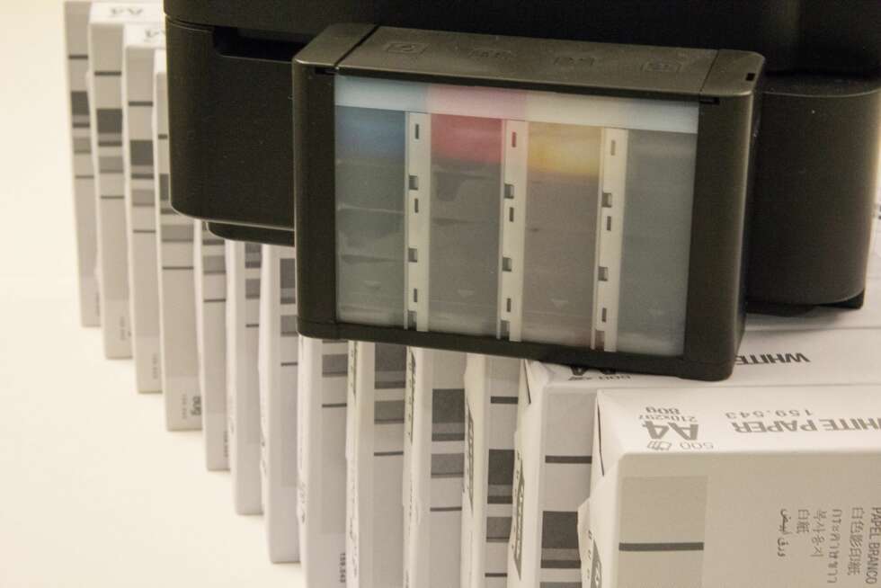 BLEKKTANKEN: På siden av printeren henger blekktanken. Den er gjennomsiktig og gjør at du ser når tanken er i ferd med å bli tom. BLEKKTANKEN: På siden av printeren henger blekktanken. Den er gjennomsiktig og gjør at du ser når tanken er i ferd med å bli tom.