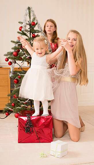 GLADE JUL: Det er liv i huset i Mandal med tre jenter som pynter og tøyser mens de forbereder til jul. Storesøstrene Norah (11) (t.v.) og Hannah (13) sier de hele tiden trodde søsteren kom til å overleve. GLADE JUL: Det er liv i huset i Mandal med tre jenter som pynter og tøyser mens de forbereder til jul. Storesøstrene Norah (11) (t.v.) og Hannah (13) sier de hele tiden trodde søsteren kom til å overleve.