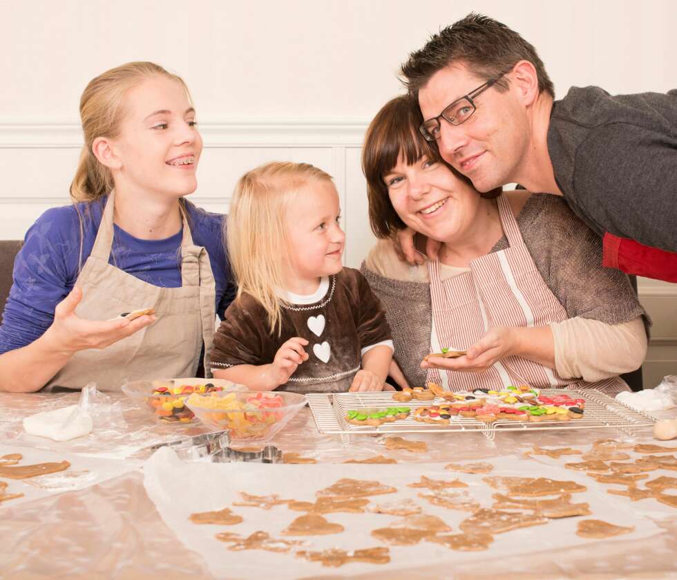 GLEDER SEG: Hannah hjelper lillesøster å lage juleknask sammen med mamma og pappa. De kjenner på takknemligheten, alle sammen. GLEDER SEG: Hannah hjelper lillesøster å lage juleknask sammen med mamma og pappa. De kjenner på takknemligheten, alle sammen.