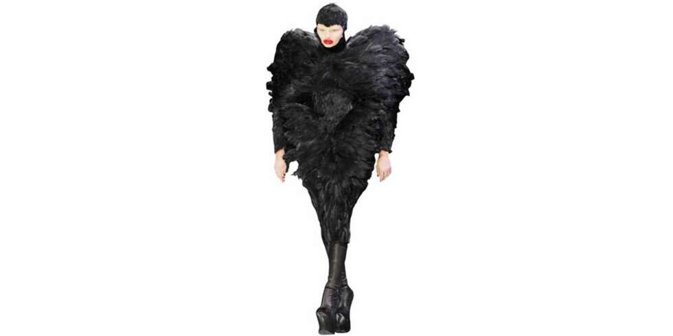 Som en annen dødsengel ankom denne fjærfine modellen høstvisningen til Alexander Wang McQueen i 2009. Som en annen dødsengel ankom denne fjærfine modellen høstvisningen til Alexander Wang McQueen i 2009.