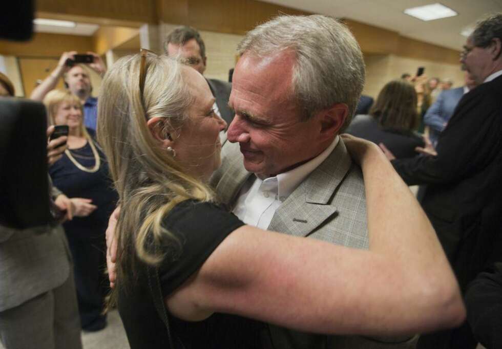 Michael Morton jubler over frifinnelsen i 2011, her med kvinnen som siden er blitt hans nye kone, Cynthia May Chessman. I stedet for bryllupsgaver ba de gjestene om bidrag til Innocence Project – rettshjelpen som påviste Mortons uskyld. Michael Morton jubler over frifinnelsen i 2011, her med kvinnen som siden er blitt hans nye kone, Cynthia May Chessman. I stedet for bryllupsgaver ba de gjestene om bidrag til Innocence Project – rettshjelpen som påviste Mortons uskyld.