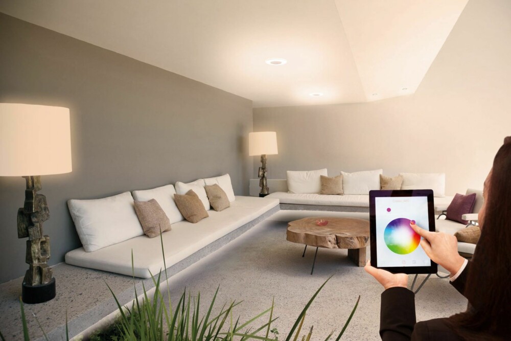 LIGHTIFY: Nå kommer også Osram med smarte lys. Systemet ligner veldig på Philips Hue, og bruker også mye av den samme teknologien: Zigbee Light Link. Osram har noen av lysproduktene/pærene som Philips mangler i sitt system. Sjekk www.osram.no for full oversikt. LIGHTIFY: Nå kommer også Osram med smarte lys. Systemet ligner veldig på Philips Hue, og bruker også mye av den samme teknologien: Zigbee Light Link. Osram har noen av lysproduktene/pærene som Philips mangler i sitt system. Sjekk www.osram.no for full oversikt.