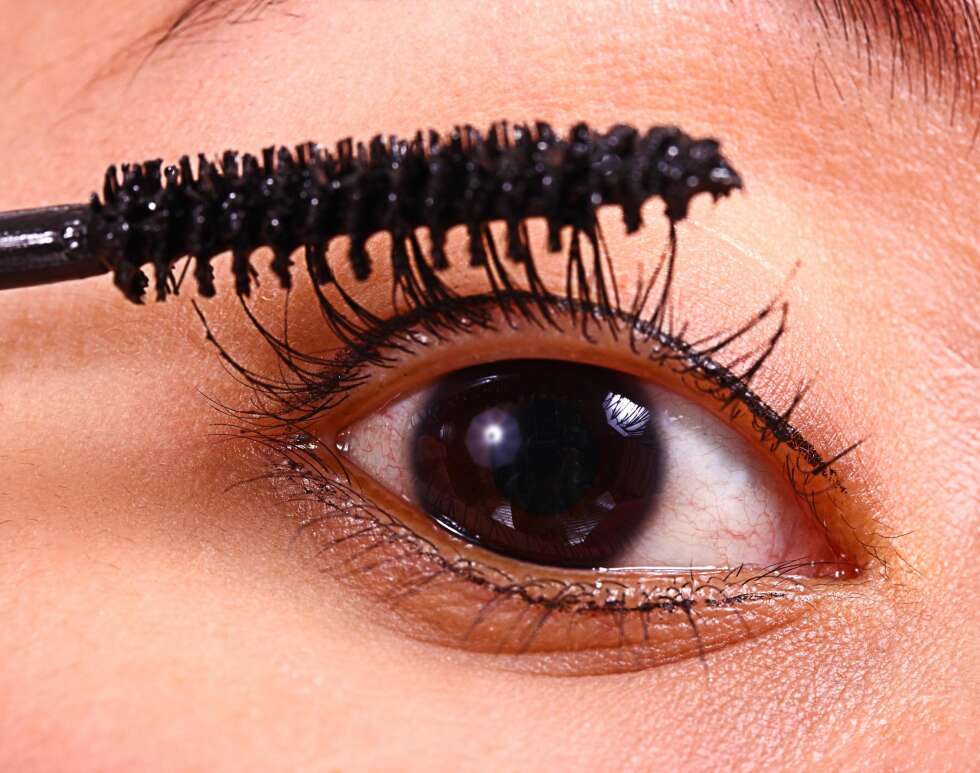 SLITER: Vannfast mascara sliter på vippene dine om du bruker det for ofte. FOTO: Colourbox SLITER: Vannfast mascara sliter på vippene dine om du bruker det for ofte. FOTO: Colourbox