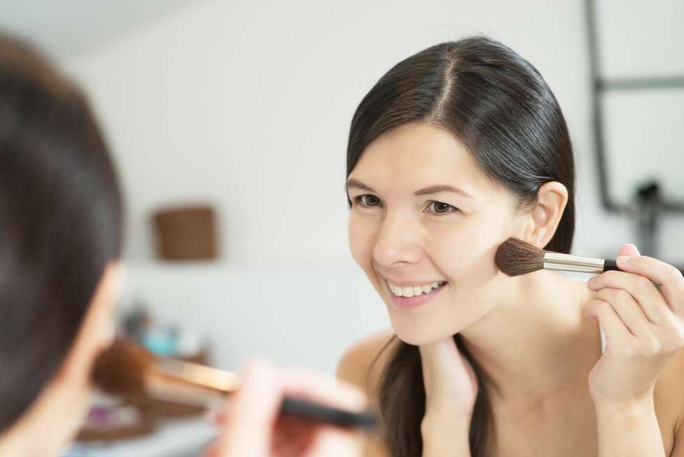 LYS OG SKYGGE: Plutselig har alle begynt å leke make-up artist når de sminker seg. Det er ikke alltid like smart. FOTO: Colourbox LYS OG SKYGGE: Plutselig har alle begynt å leke make-up artist når de sminker seg. Det er ikke alltid like smart. FOTO: Colourbox