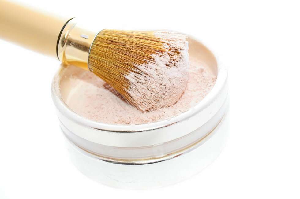 LYSER OPP: Det kan være flott å bruke en highlighter på fjeset når du skal legge festsminke, men vær varsom når du skal ut i fullt dagslys. FOTO: Colourbox LYSER OPP: Det kan være flott å bruke en highlighter på fjeset når du skal legge festsminke, men vær varsom når du skal ut i fullt dagslys. FOTO: Colourbox