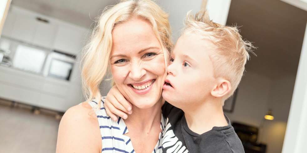 STRÅLER: Det er ingen tvil om at Hanne K. Bratland (40) og Håkon (9) trives i hverandres selskap.
– Vi har det mye moro sammen, sier mor og sønn. STRÅLER: Det er ingen tvil om at Hanne K. Bratland (40) og Håkon (9) trives i hverandres selskap.
– Vi har det mye moro sammen, sier mor og sønn.