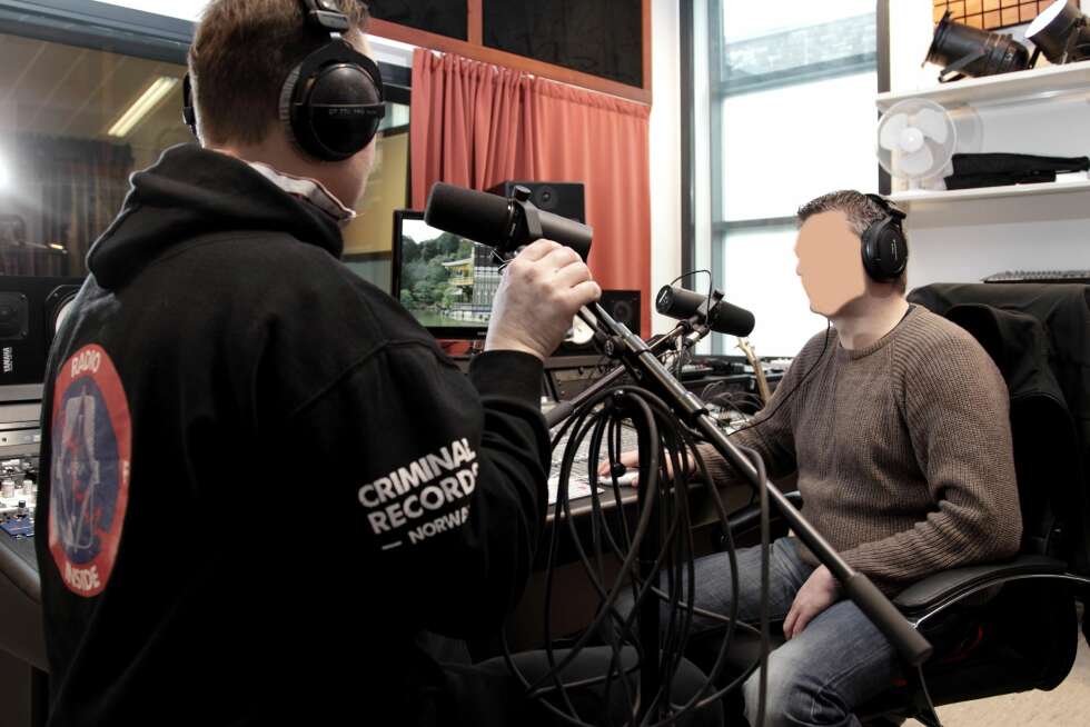 «Angel» og Anders sitter begge inne for grove narkotikaforbrytelser. Nå lager de radio og tar utdanning bak murene. Foto: EGIL NORDLIEN. «Angel» og Anders sitter begge inne for grove narkotikaforbrytelser. Nå lager de radio og tar utdanning bak murene. Foto: EGIL NORDLIEN.