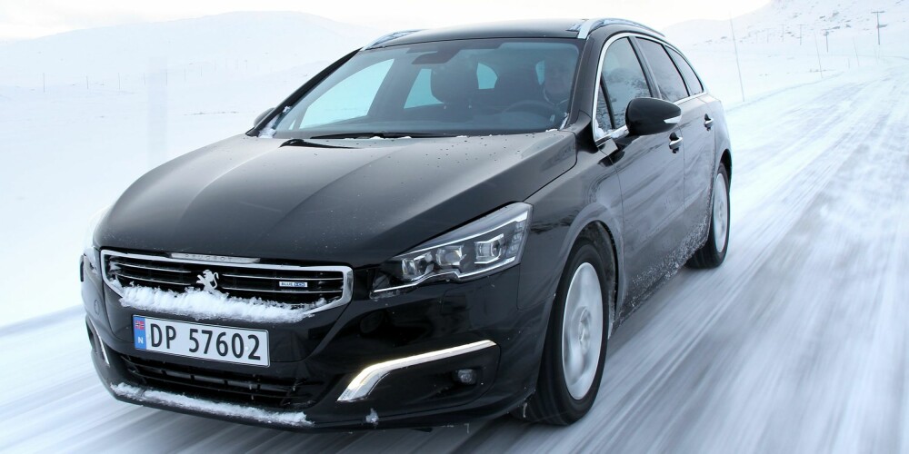 NYTT FJES: Særlig i front er det lett å se at dette er ny-versjonen av Peugeot 508 SW.
NYTT FJES: Særlig i front er det lett å se at dette er ny-versjonen av Peugeot 508 SW.