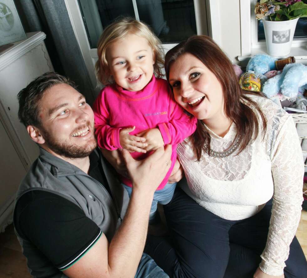 LYSPUNKT: Renate (27) og samboeren Tom Erik (32) er stolte foreldre til vesle Tomine (3). Tomine fikk aldri bli kjent med tanten sin fordi Evida døde da hun var bare ti måneder gammel. LYSPUNKT: Renate (27) og samboeren Tom Erik (32) er stolte foreldre til vesle Tomine (3). Tomine fikk aldri bli kjent med tanten sin fordi Evida døde da hun var bare ti måneder gammel.