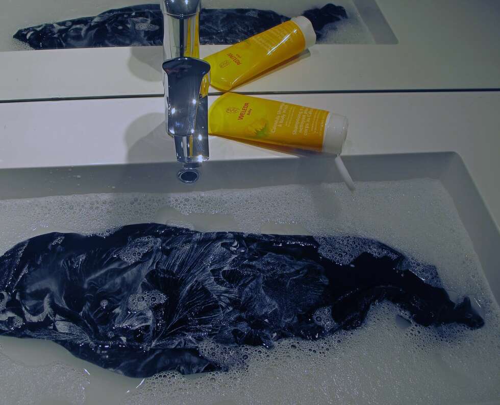 BLØTLEGG: Legg plagget i lunkent vann hvor du har blandet inn en kork babysjampo. Klem deretter inn vannet i produktet. BLØTLEGG: Legg plagget i lunkent vann hvor du har blandet inn en kork babysjampo. Klem deretter inn vannet i produktet.