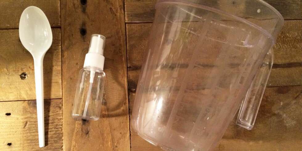 ALT DU TRENGER: Er en spiseskje, en sprayflaske (gjerne i reisestørrelse som du enkelt kan ta med deg i veska) og en litermåler. Ingrediensene er favorittbalsamen, varmt vann og et par dråper olje, dersom du ønsker det. ALT DU TRENGER: Er en spiseskje, en sprayflaske (gjerne i reisestørrelse som du enkelt kan ta med deg i veska) og en litermåler. Ingrediensene er favorittbalsamen, varmt vann og et par dråper olje, dersom du ønsker det.