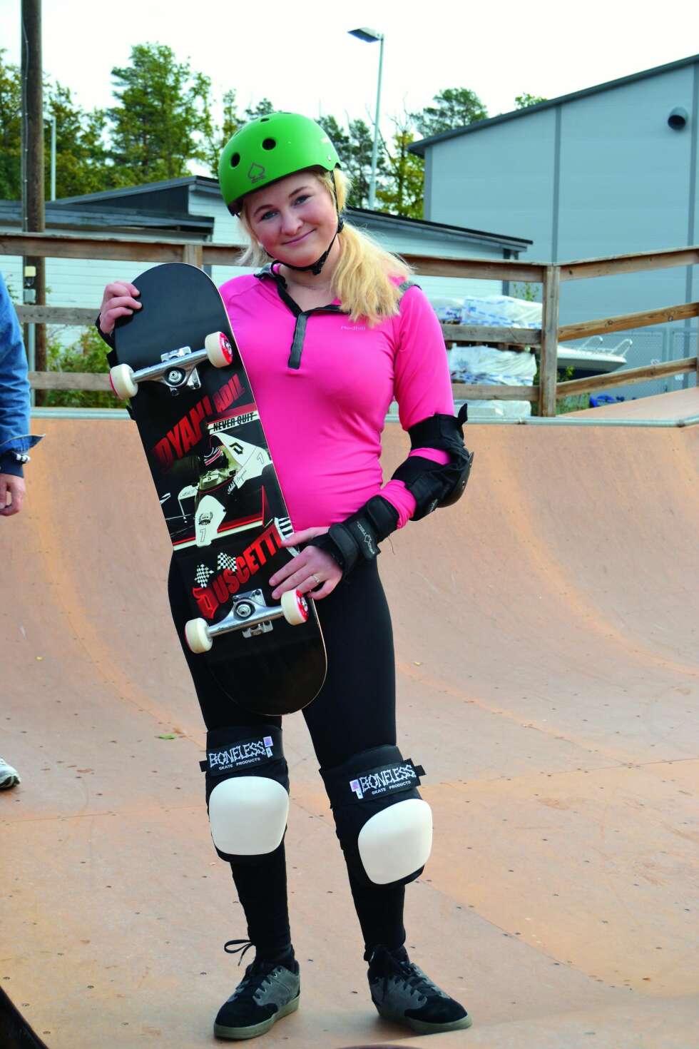 SKATER FORTSATT: Martine skater fortsatt, men ikke like ofte som før. Men hun liker å være med i miljøet. Hun passer alltid på å bruke hjelm. SKATER FORTSATT: Martine skater fortsatt, men ikke like ofte som før. Men hun liker å være med i miljøet. Hun passer alltid på å bruke hjelm.